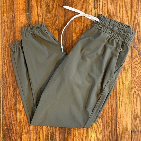 Vuori Pants - 🎉NWOT! Vuori Olive Green Joggers with Drawstring